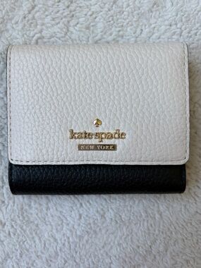Like New kate spade Two-Tone Pebbled Leather Wallet - White & Black